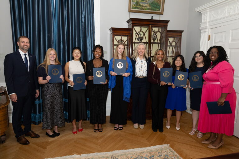 Ganadoras del 15.º concurso anual de ensayos para estudiantes de secundaria del Consejo de Mujeres de Virginia