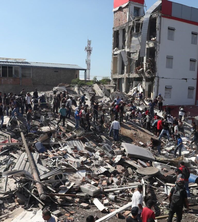 Colombia ya suma 250 muertos y cientos de heridos por terremoto 7.4