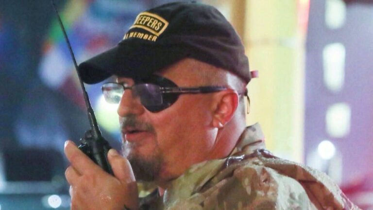 Un juez federal acepta la solicitud del Departamento de Justicia de EE.UU. para desestimar los casos contra miembros del grupo Oath Keepers que participaron en la insurrección del 6 de enero de 2021