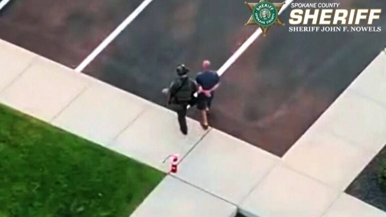 Arrestan a un hombre sospechoso de provocar uno de los tres incendios que afectan el área de Spokane, Washington