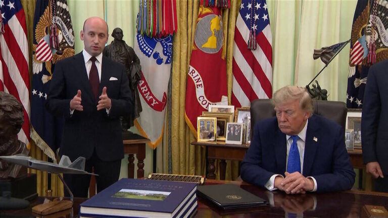 Trump firma nuevas órdenes ejecutivas que restringen la ciudadanía estadounidense por derecho de nacimiento