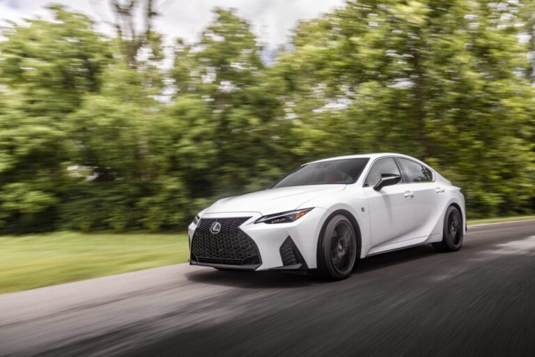 Lexus IS 350 F-Sport, esquivando la modernidad, rindiendo culto a la tradición.
