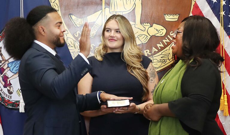 Salvadoreño presta juramento en gobierno de Virginia