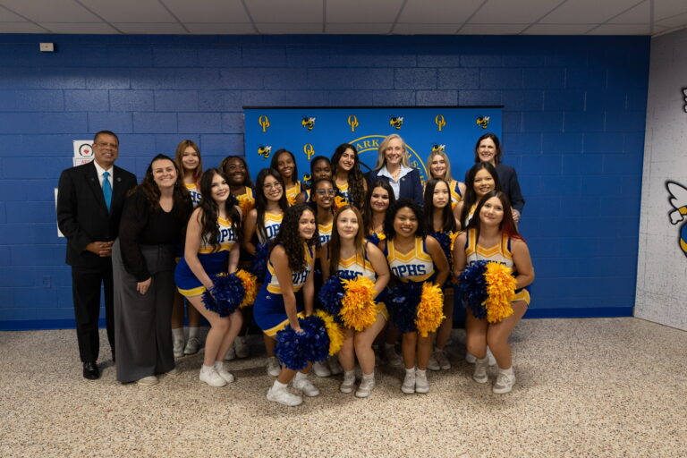 Gobernadora de Virginia celebra inicio de año escolar en escuela de Manassas