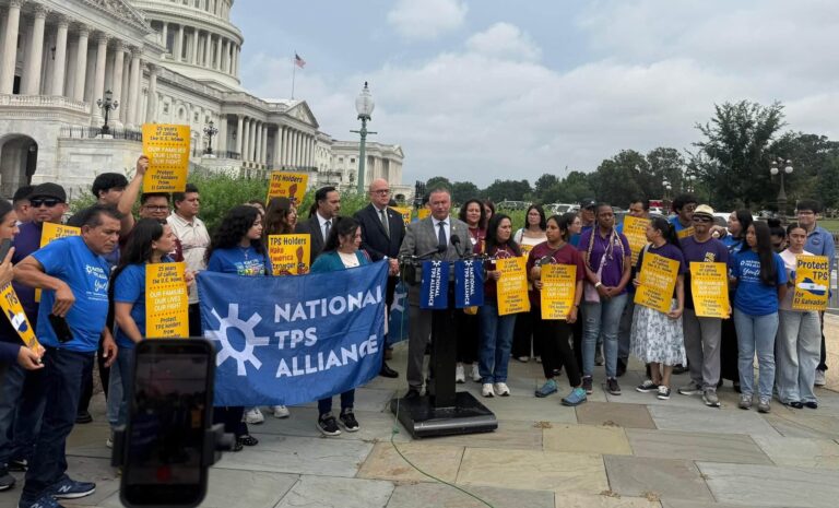 Salvadoreños con TPS con fe en un milagro