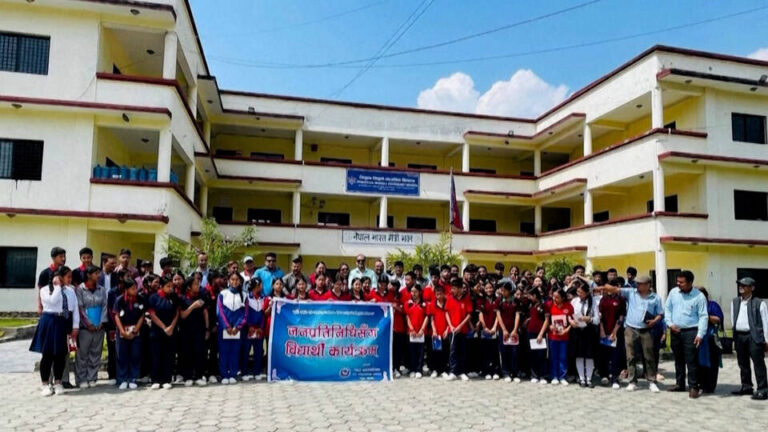 El director de una escuela de Nepal evacuó a 900 estudiantes para ponerlos a salvo de las inundaciones
