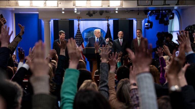 Un juez federal de EE.UU. bloquea temporalmente la medida de Trump de prohibir el ingreso a la Casa Blanca a los medios CNN, MS NOW y Politico