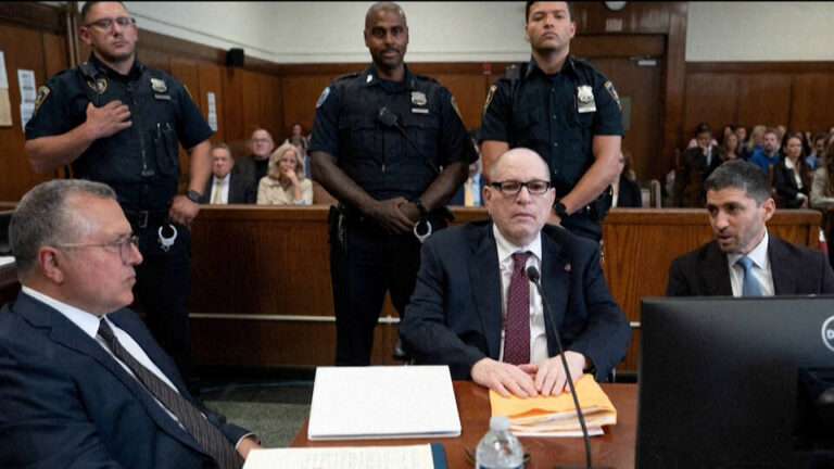 El exmagnate de Hollywood Harvey Weinstein es sentenciado a 15 años de prisión en Nueva York por agresión sexual