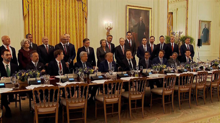 Trump y ejecutivos del sector tecnológico firman normas voluntarias de seguridad para la IA