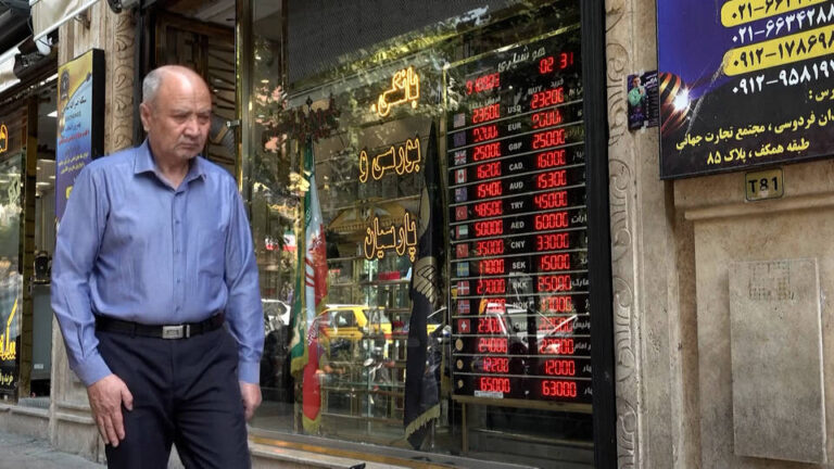 La moneda iraní alcanza un mínimo histórico frente al dólar estadounidense al tiempo que la guerra afecta gravemente a la economía del país