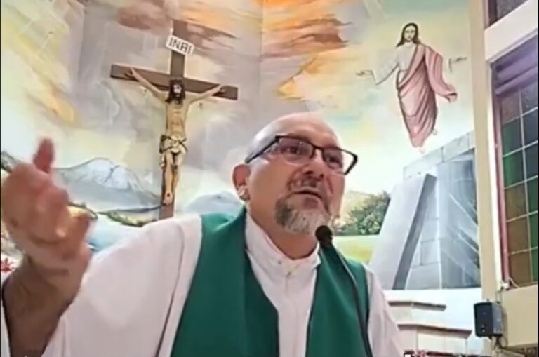 VIDEO | Cruz se desploma del altar mayor y mata a un sacerdote durante una misa en Ecuador
