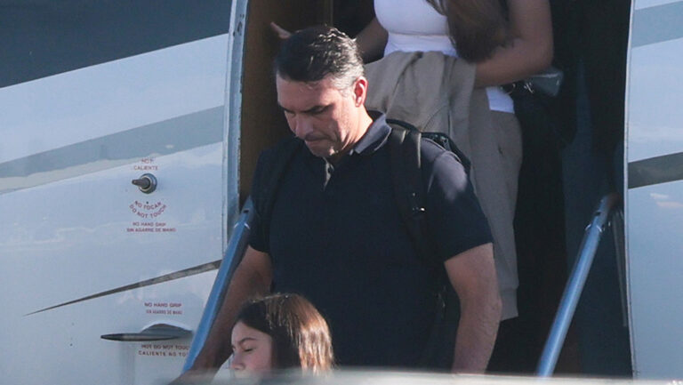 Flávio Bolsonaro habría evadido orden judicial y viajó a Miami con pasaporte italiano