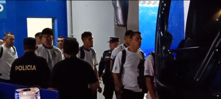 VIDEO | “Uleros… Uleros… Uleros… Uleros”: los hinchas despiden a La Selecta del Cuscatlán