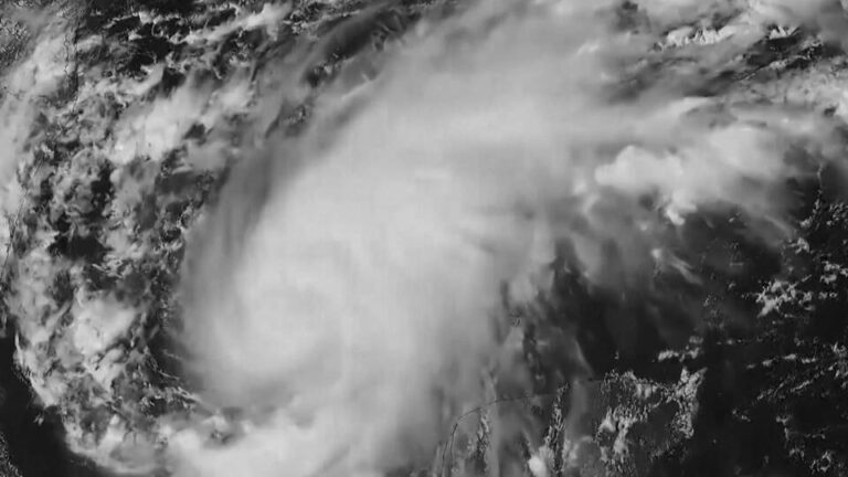 La tormenta tropical Isaías se intensifica y se convierte en el primer huracán de la temporada en el Atlántico