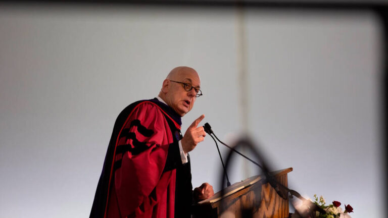 Congresistas demócratas piden que se inicie una investigación penal sobre Leon Botstein, expresidente del Bard College, por sus vínculos con Epstein